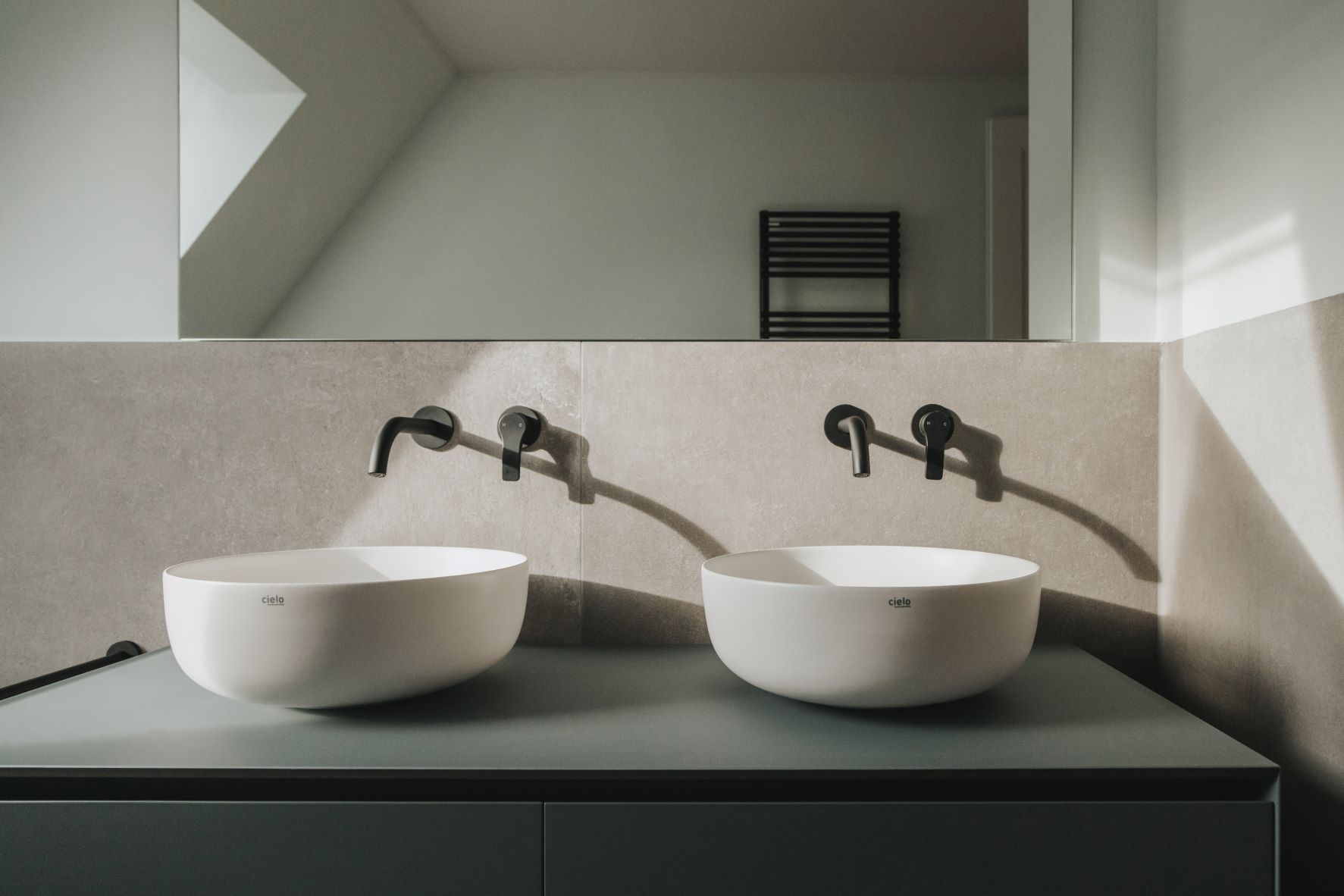 Exquisite combination of natural stone and bespoke wood elements in a modern spa-bath.