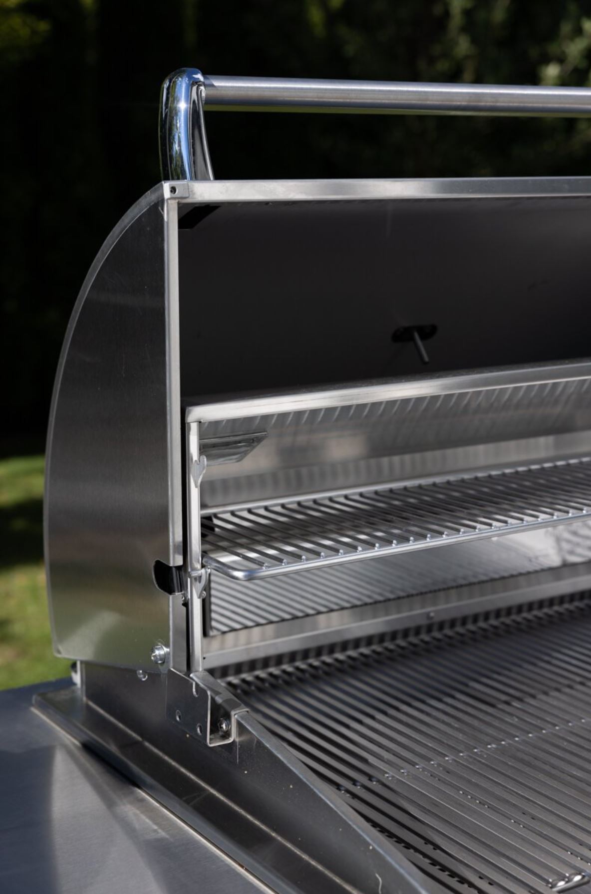 High-end stainless steel grills and professional-grade components for iur outdoor kitchens